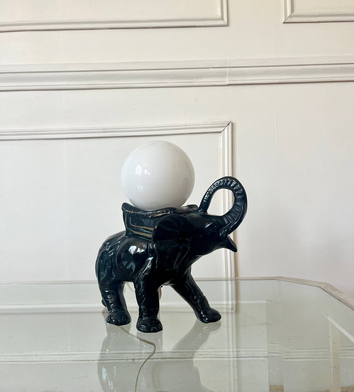 Lampe en forme d’éléphant et globe en opaline, 60-70