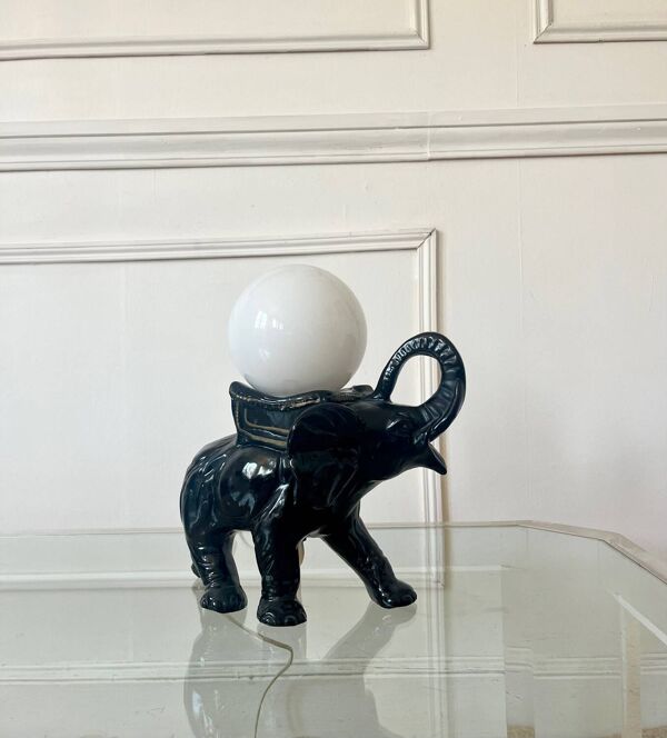 Lampe en forme d’éléphant et globe en opaline, 60-70
