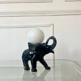 Lampe en forme d’éléphant et globe en opaline, 60-70