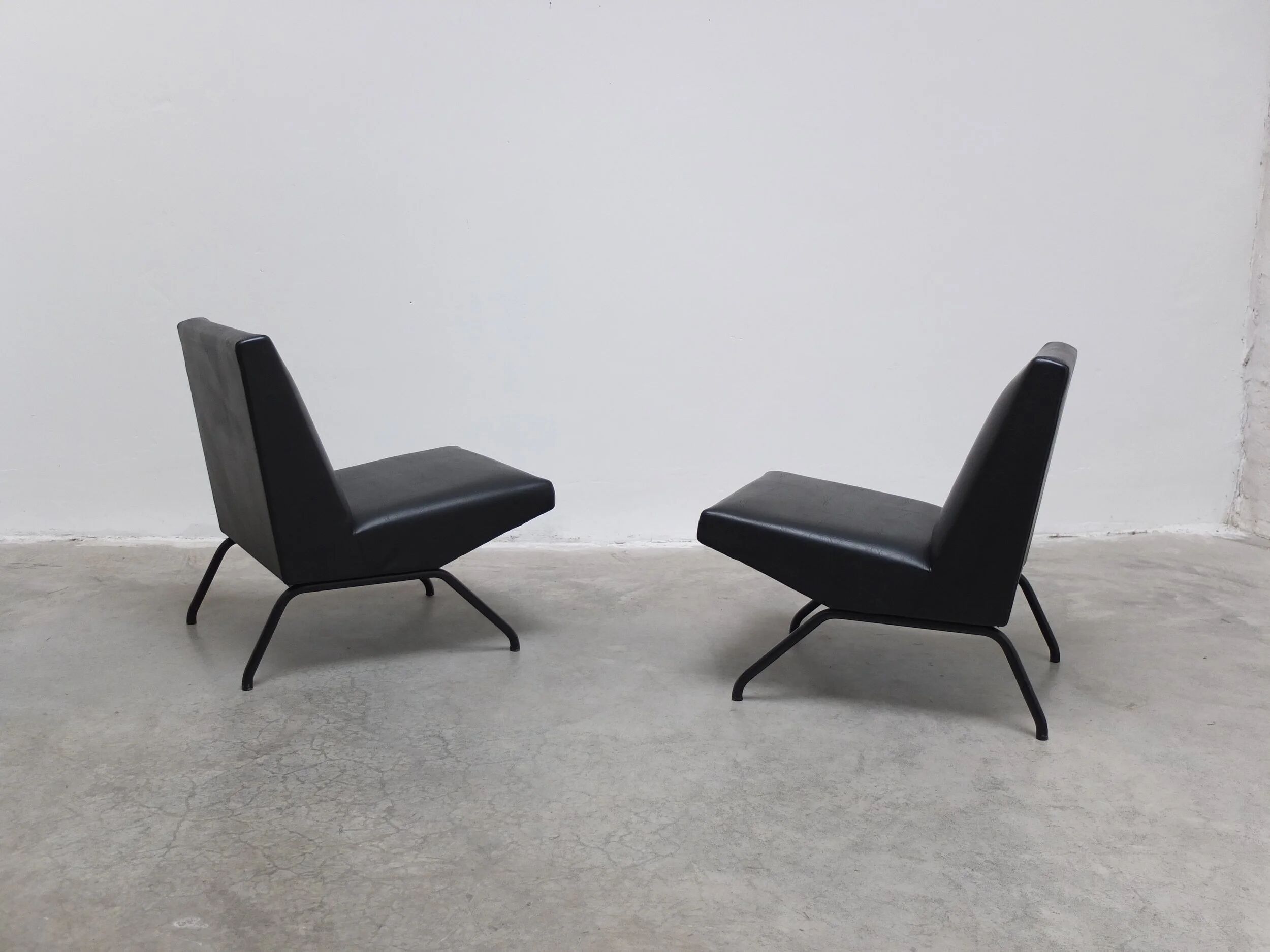 Pair of 'Visiteur' easy chairs by Pierre Guariche for Meurop, 1961