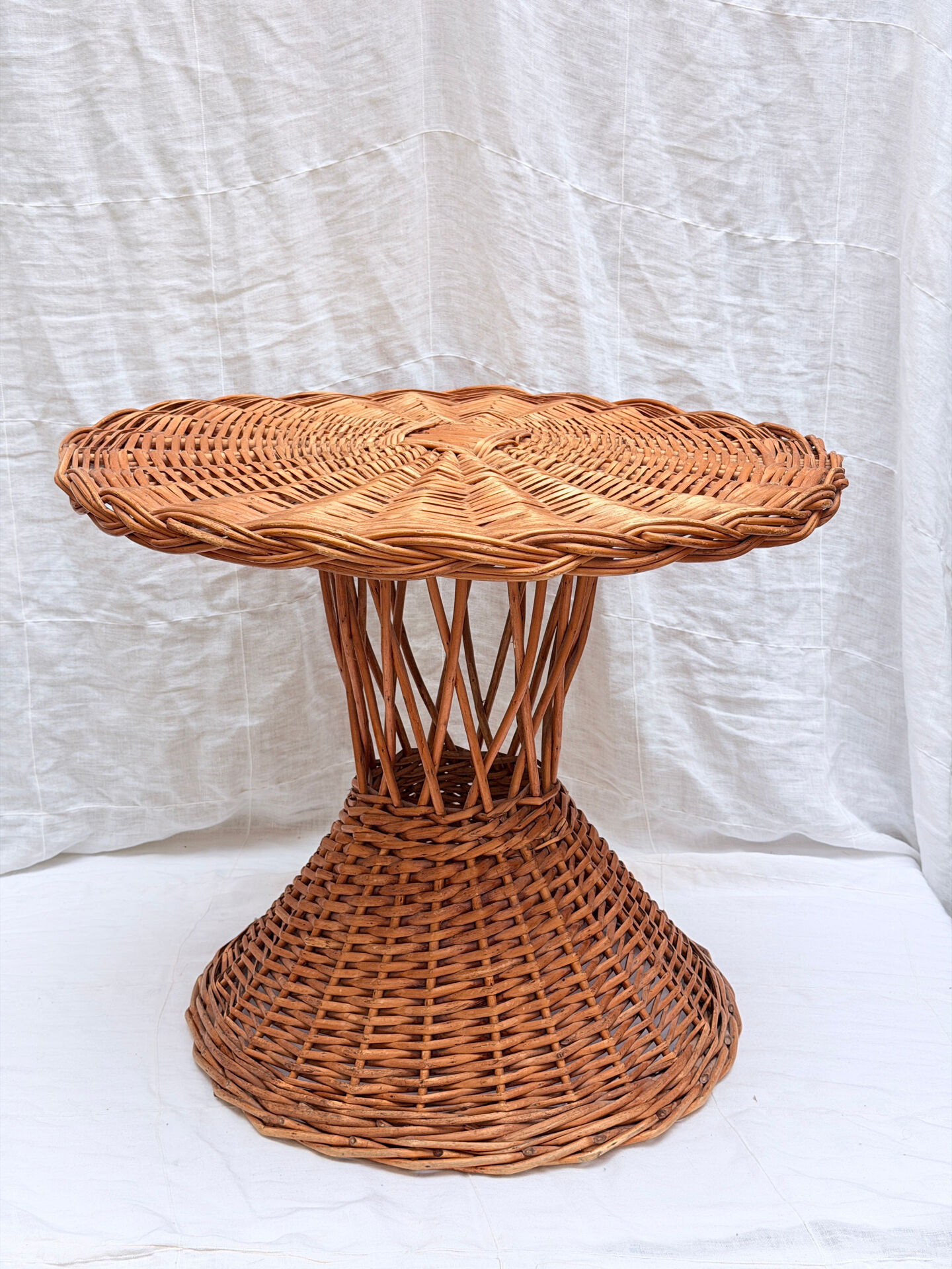 Table d’appoint artisanale vintage en osier tressé