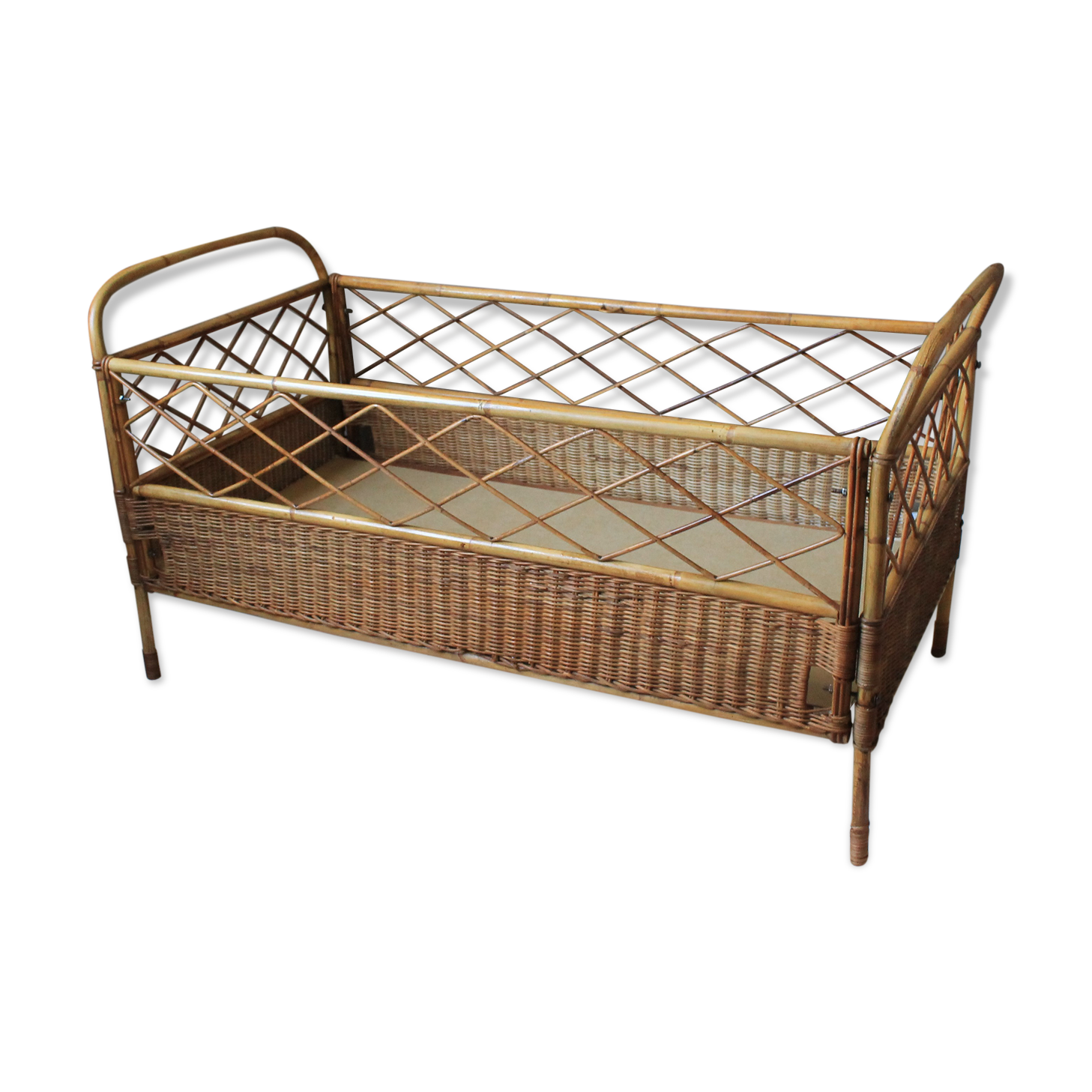 Vintage child ratin bed