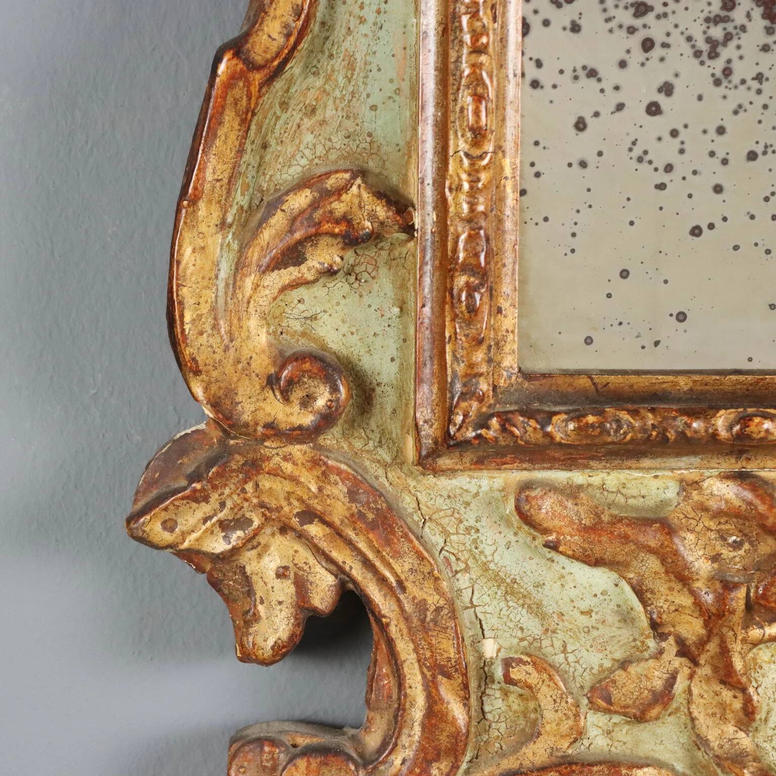 Miroir en bois de mélèze sculpté et doré