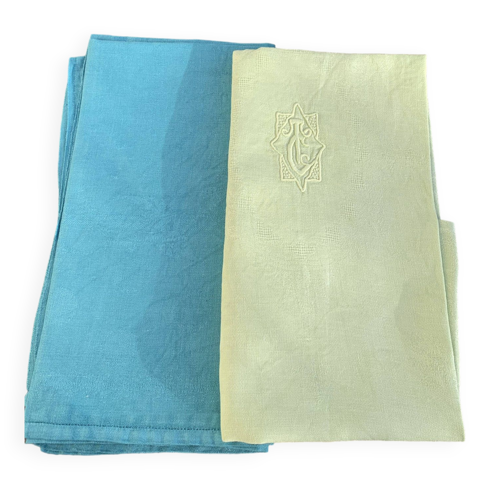 Lot duo, compose de deux grandes serviettes en coton et lin teintées bleue et verte anis, brodées,