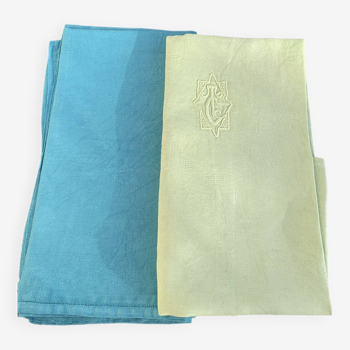 Lot duo, compose de deux grandes serviettes en coton et lin teintées bleue et verte anis, brodées,