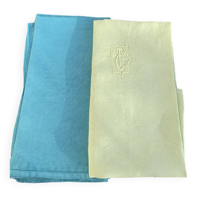 Lot duo, compose de deux grandes serviettes en coton et lin teintées bleue et verte anis, brodées,