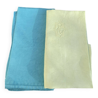 Lot duo, compose de deux grandes serviettes en coton et lin teintées bleue et verte anis, brodées,