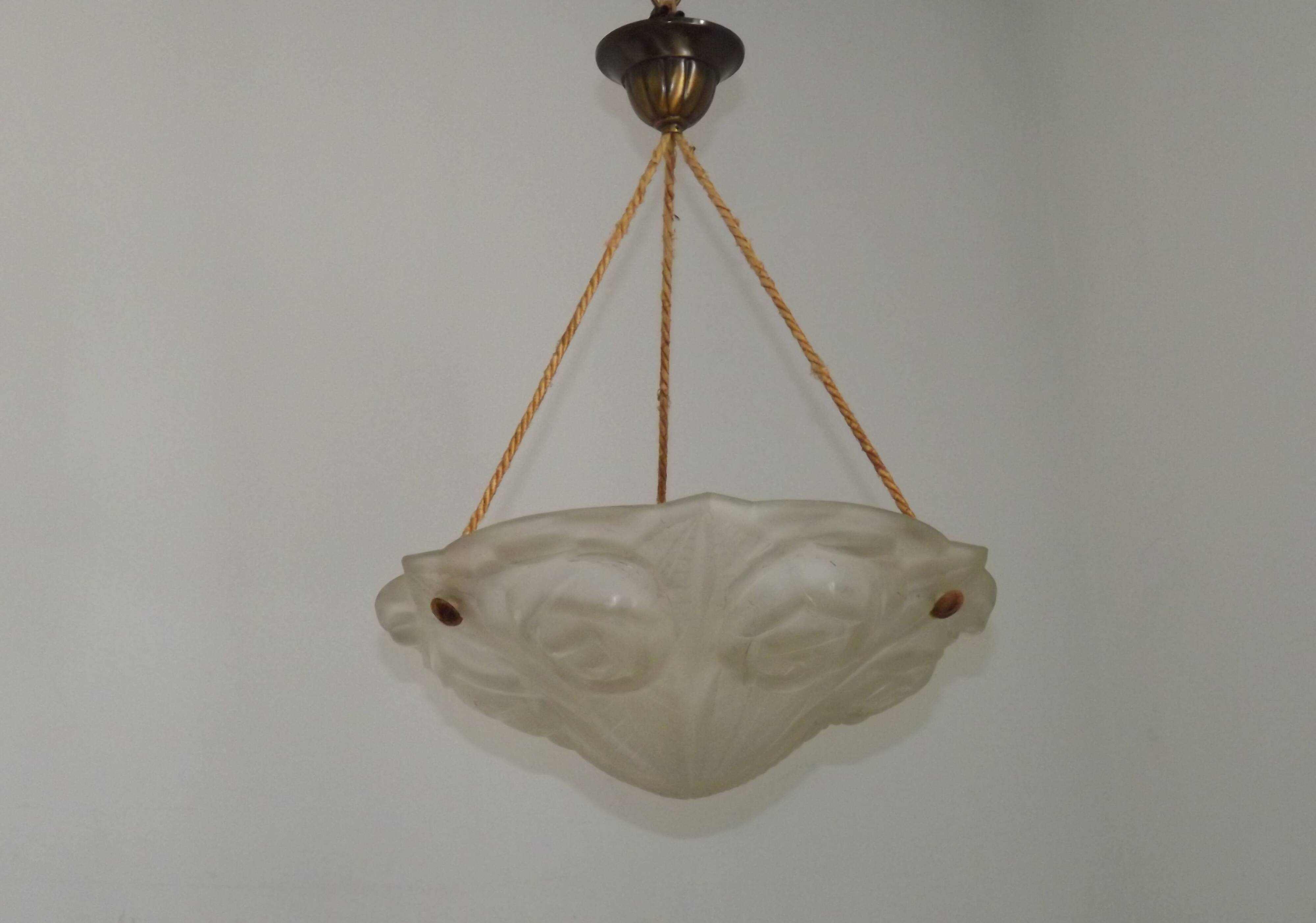 Plafonnier en verre Art Déco à décor de roses par Degué, vers 1930