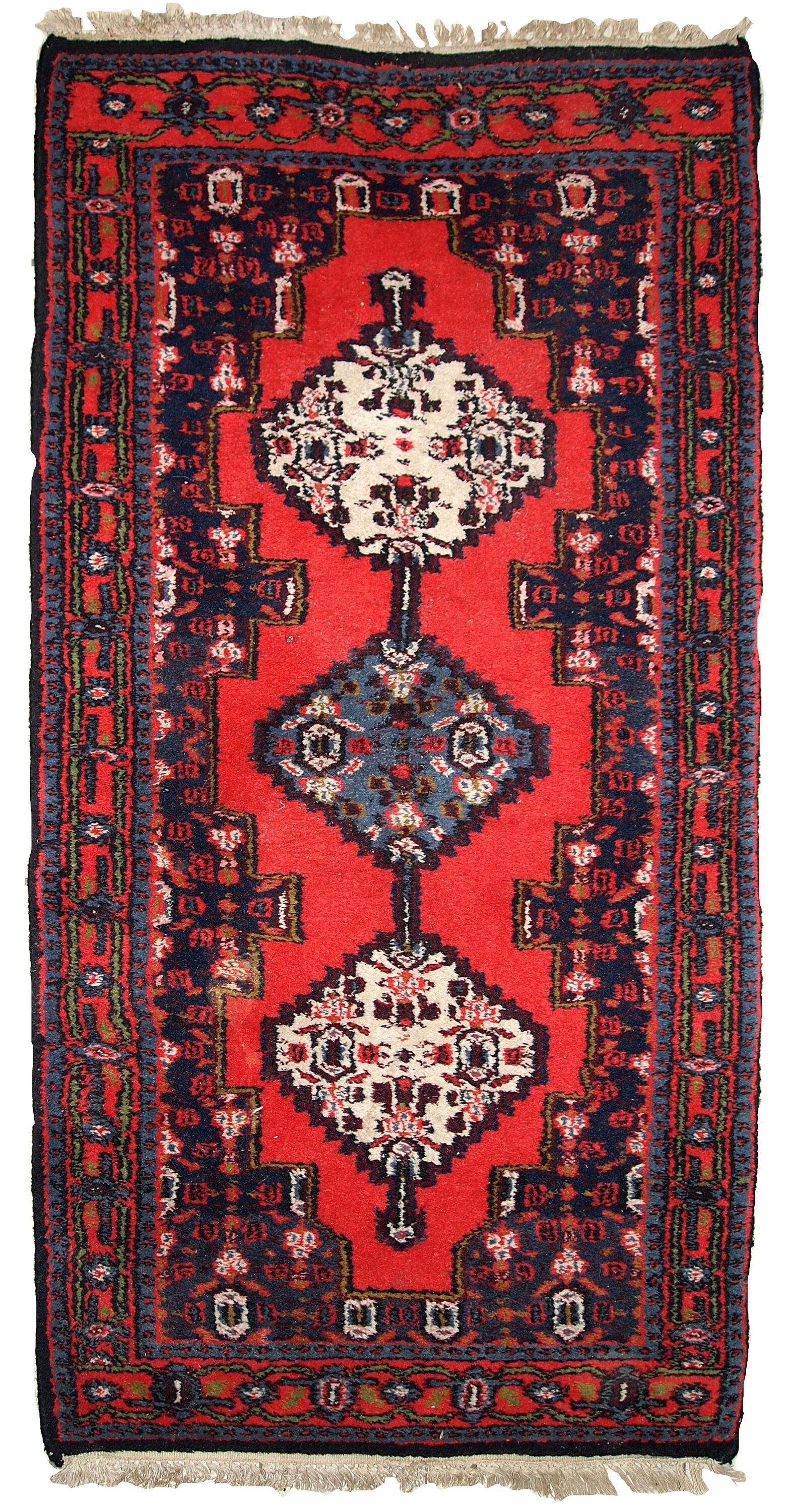 Tapis vintage fait main Hamadan en laine rouge vif (69cm x 136cm) – 1970s