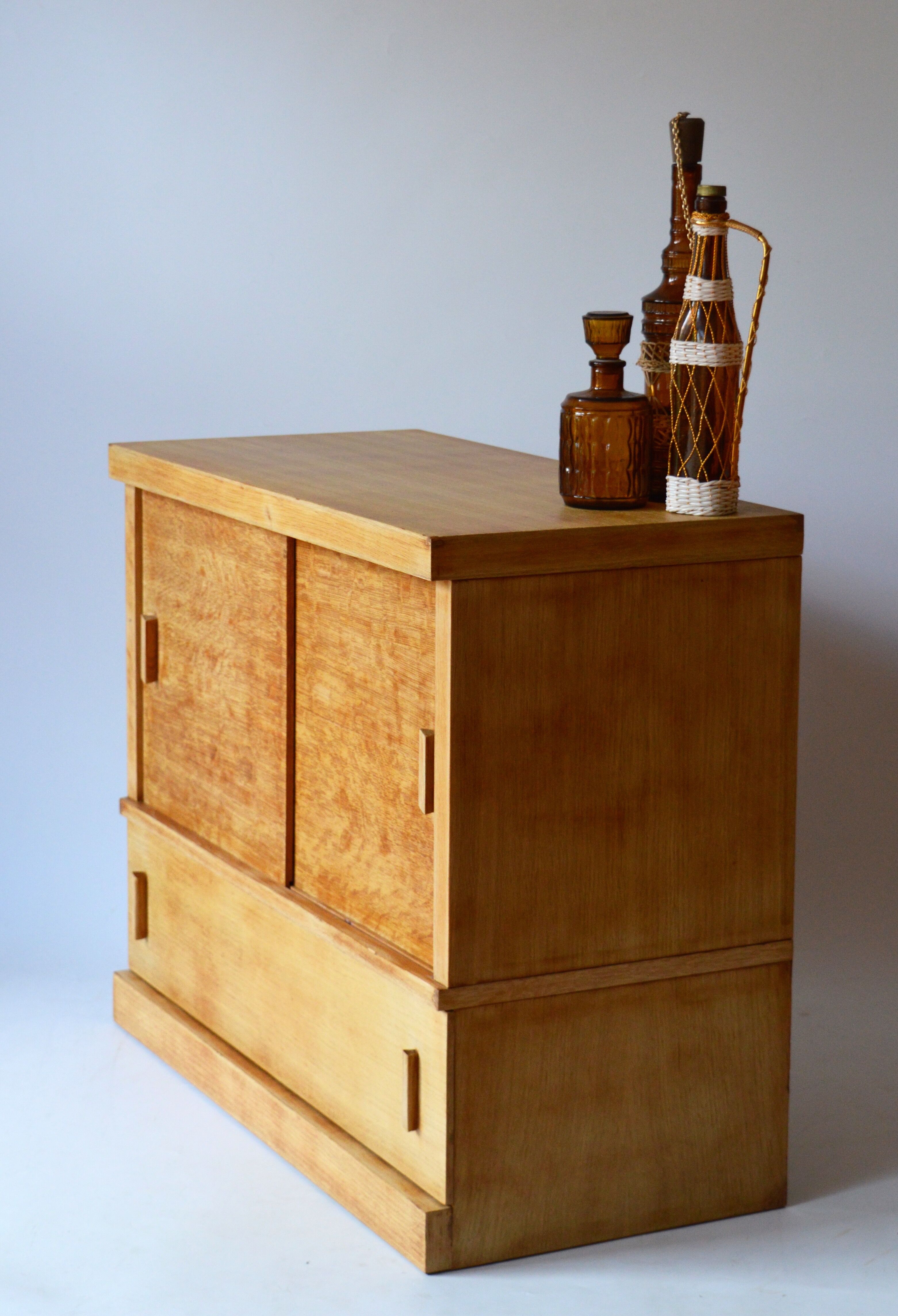Storage cabinet