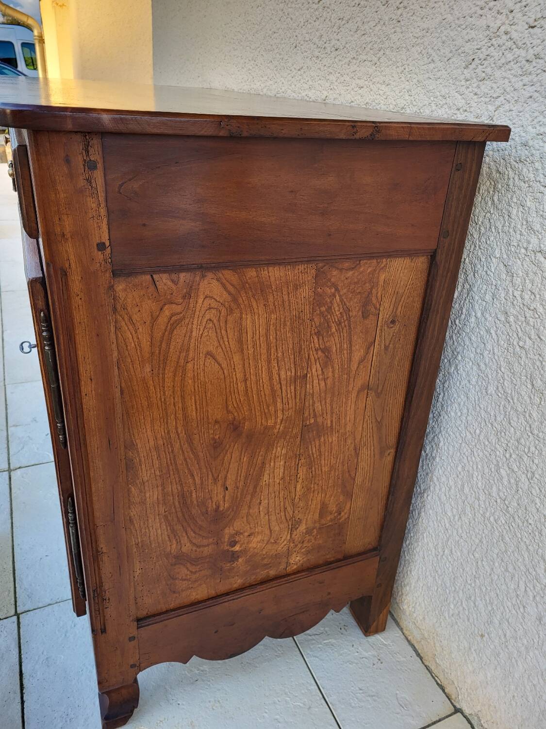 Buffet en merisier deux portes trois tiroirs