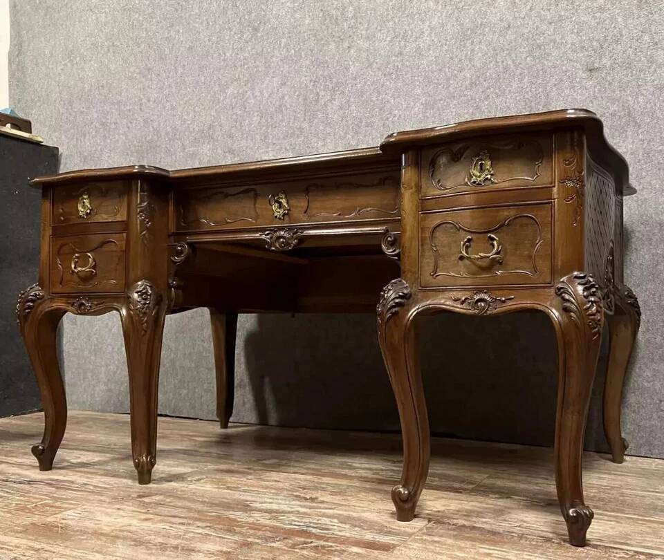 Curved Provençal Louis XV style desk in carved walnut circa 1880