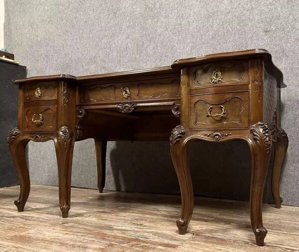 Bureau provençal galbé de style louis XV en noyer sculpté vers 1880