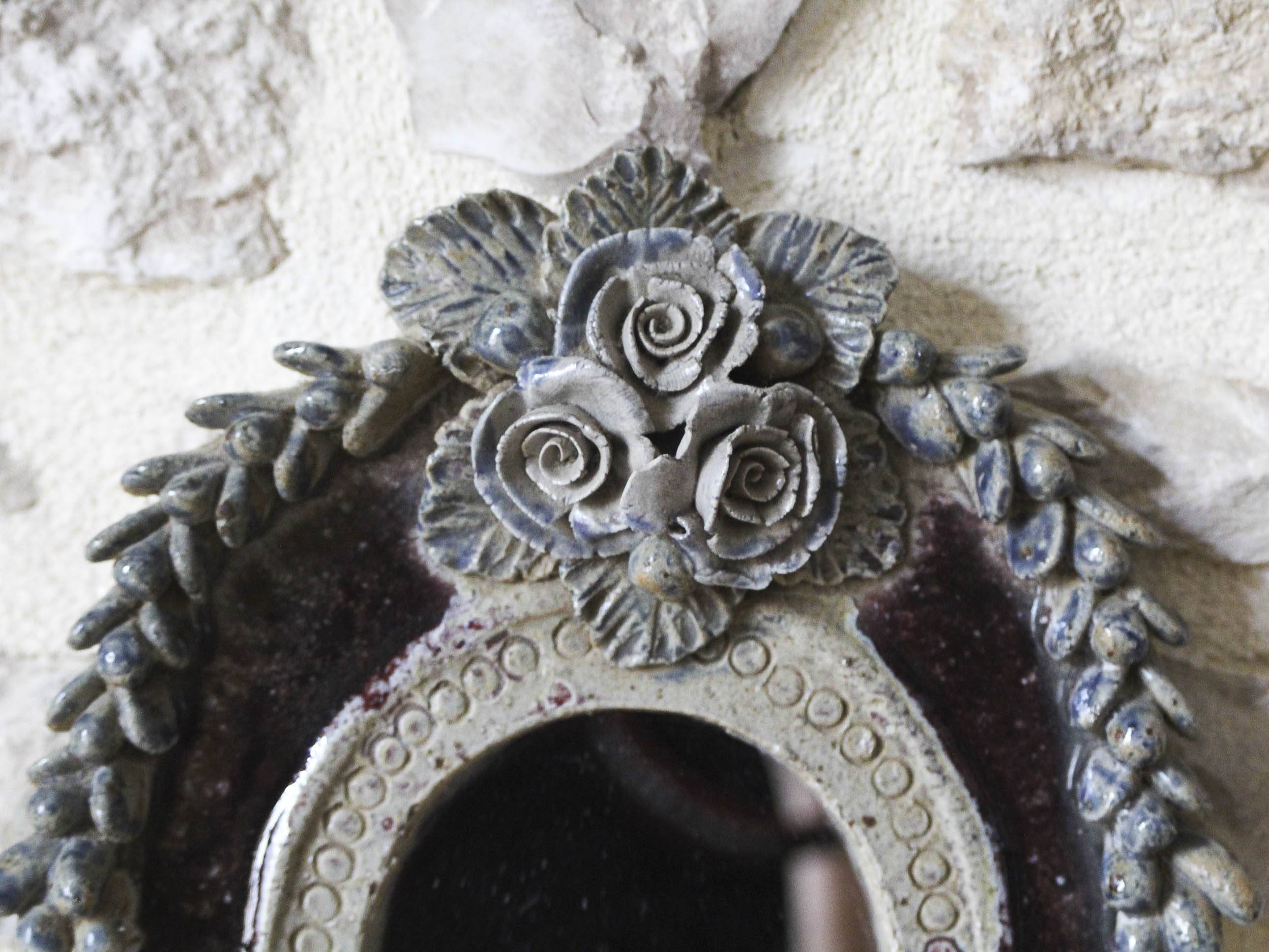 Ceramic mirror decorated with flowers
