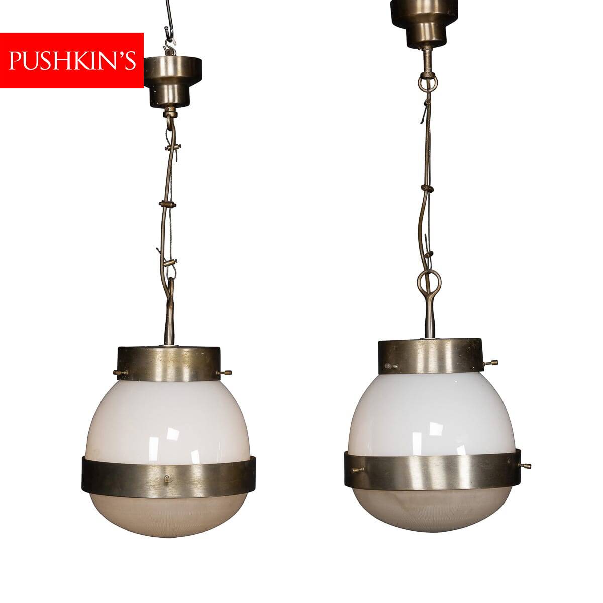 Paire de suspensions en opaline "Delta" italienne des années 1960 par Sergio Mazza.