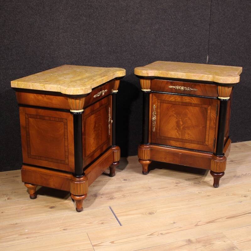 Paire de tables de chevet italiennes du 20e siècle avec plateau en marbre.
