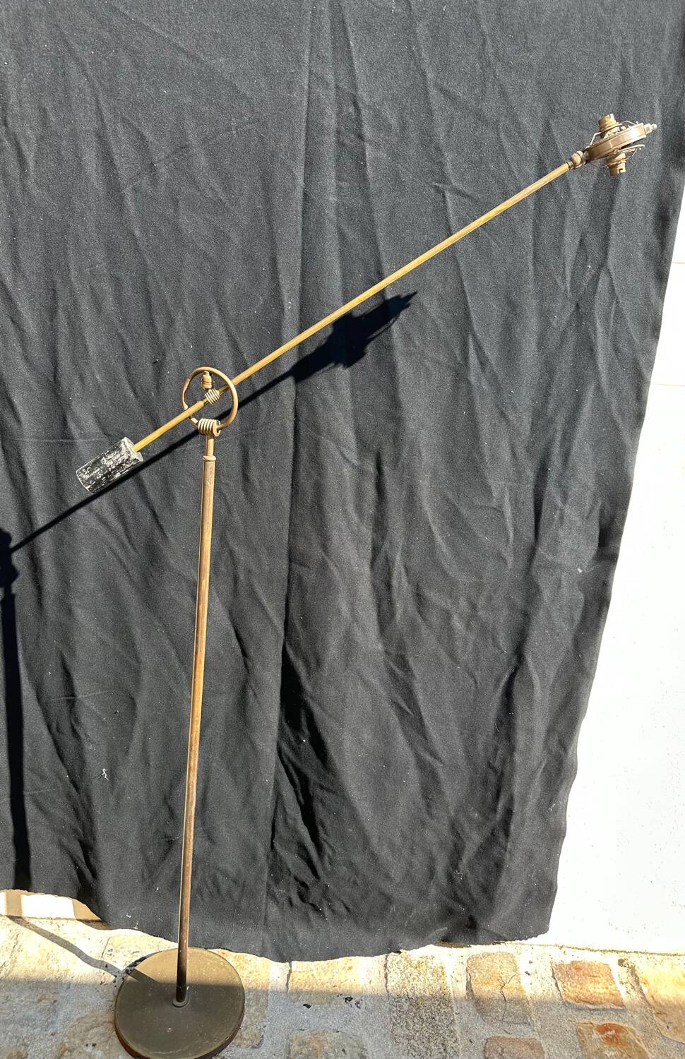 Lampadaire à balancier en laiton, 1950