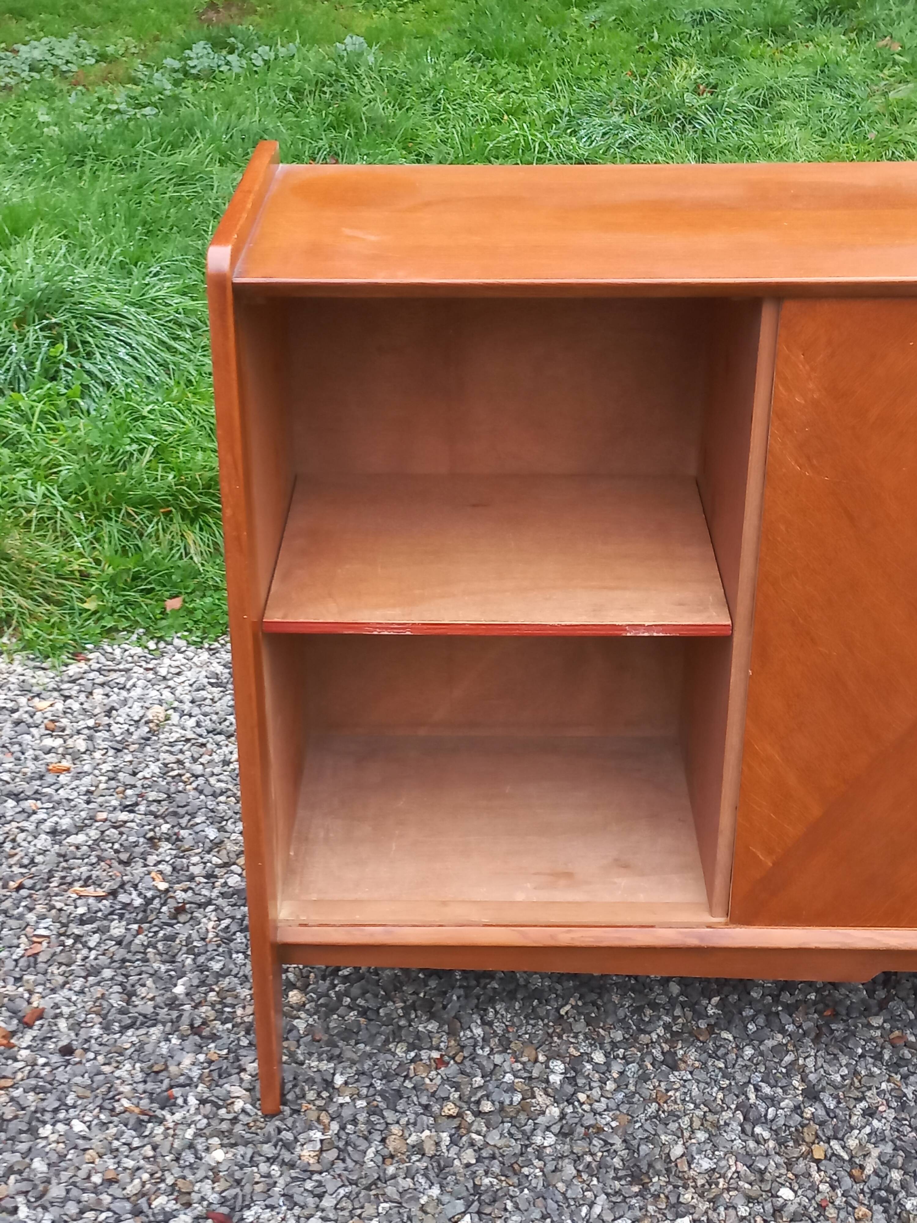 Enfilade vintage en chêne doré portes coulissantes pieds compas 1950