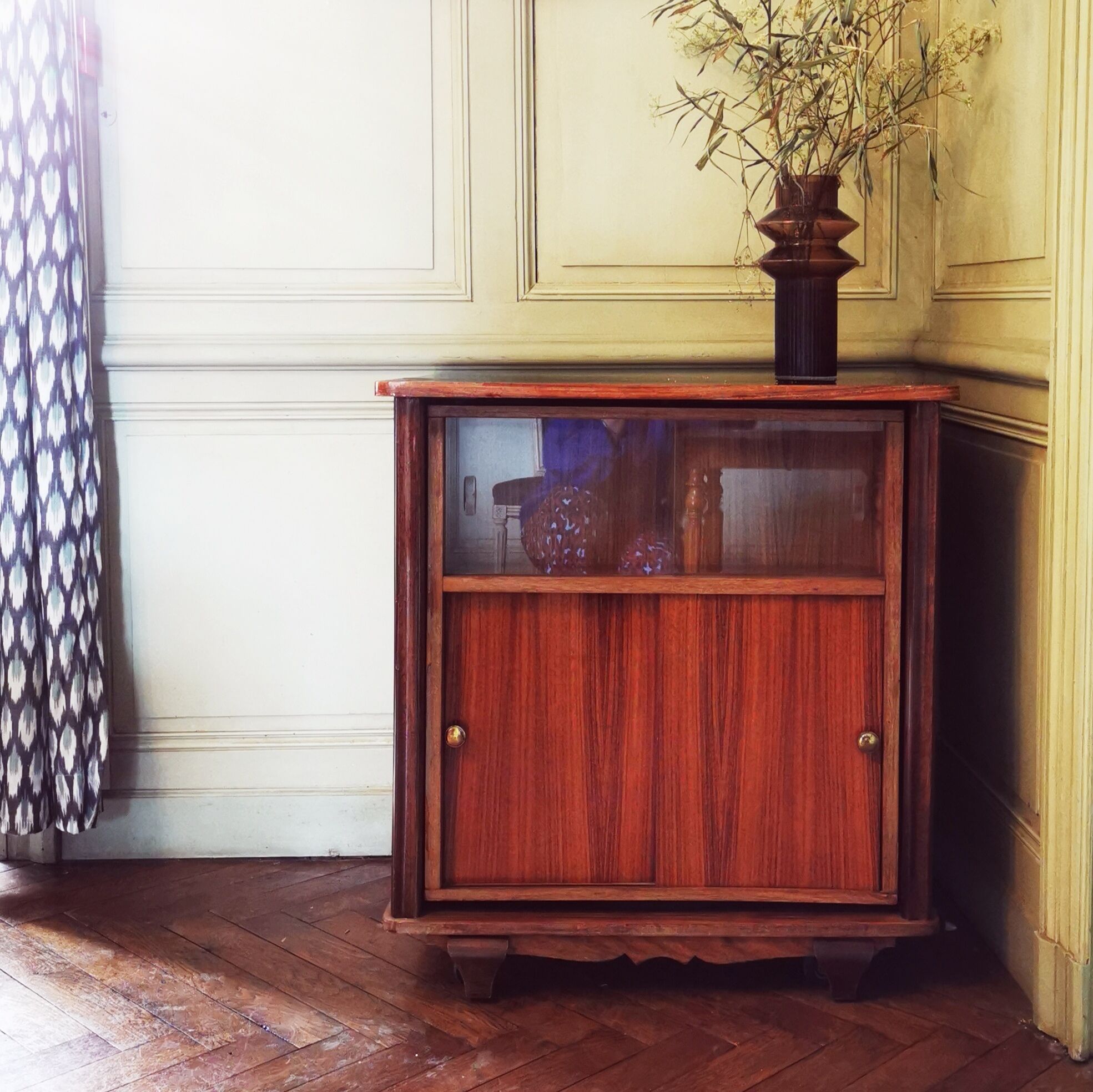 Furniture bar pivotant