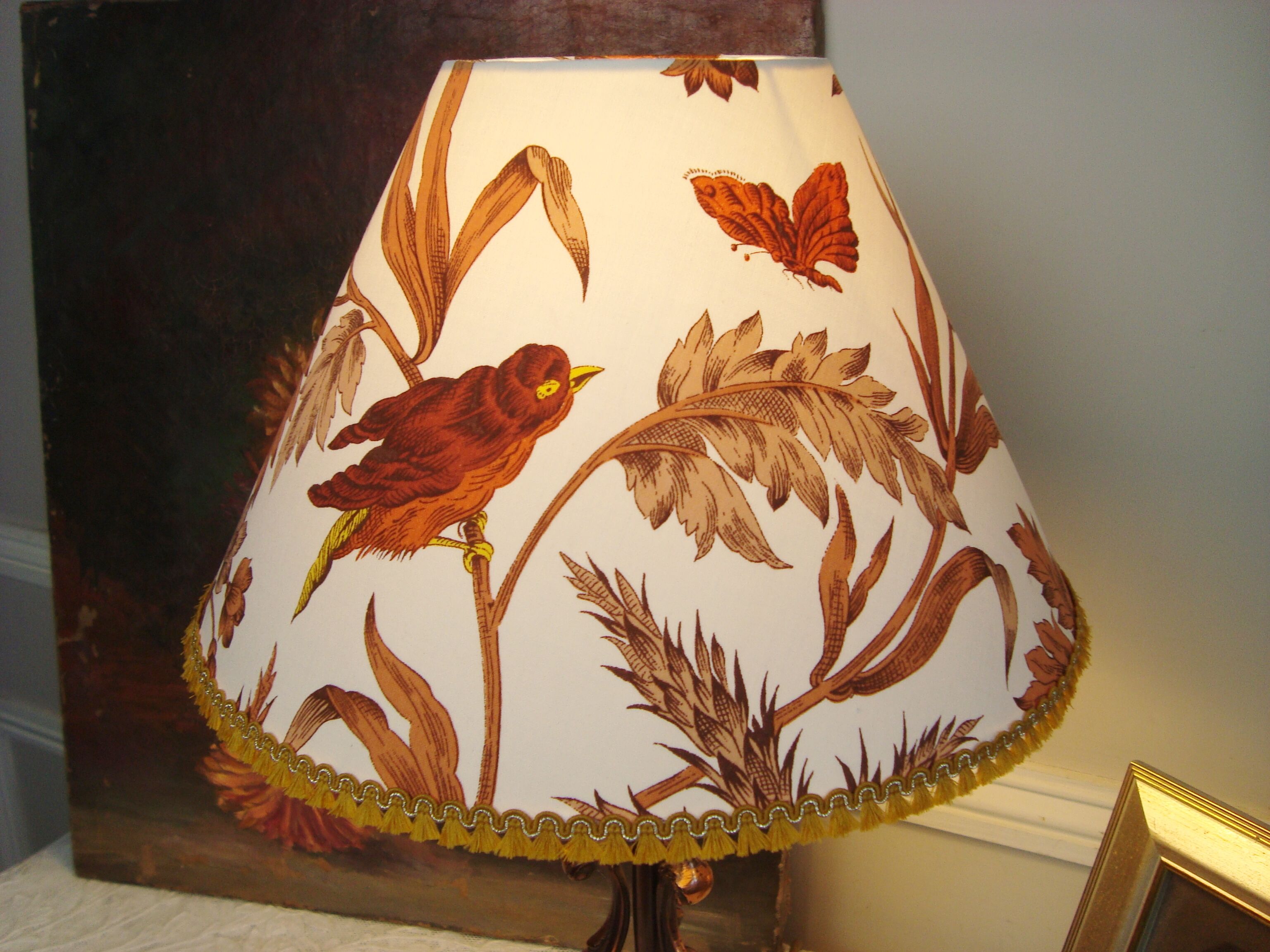 Rock-style table lamp with its vintage bird pattern shade