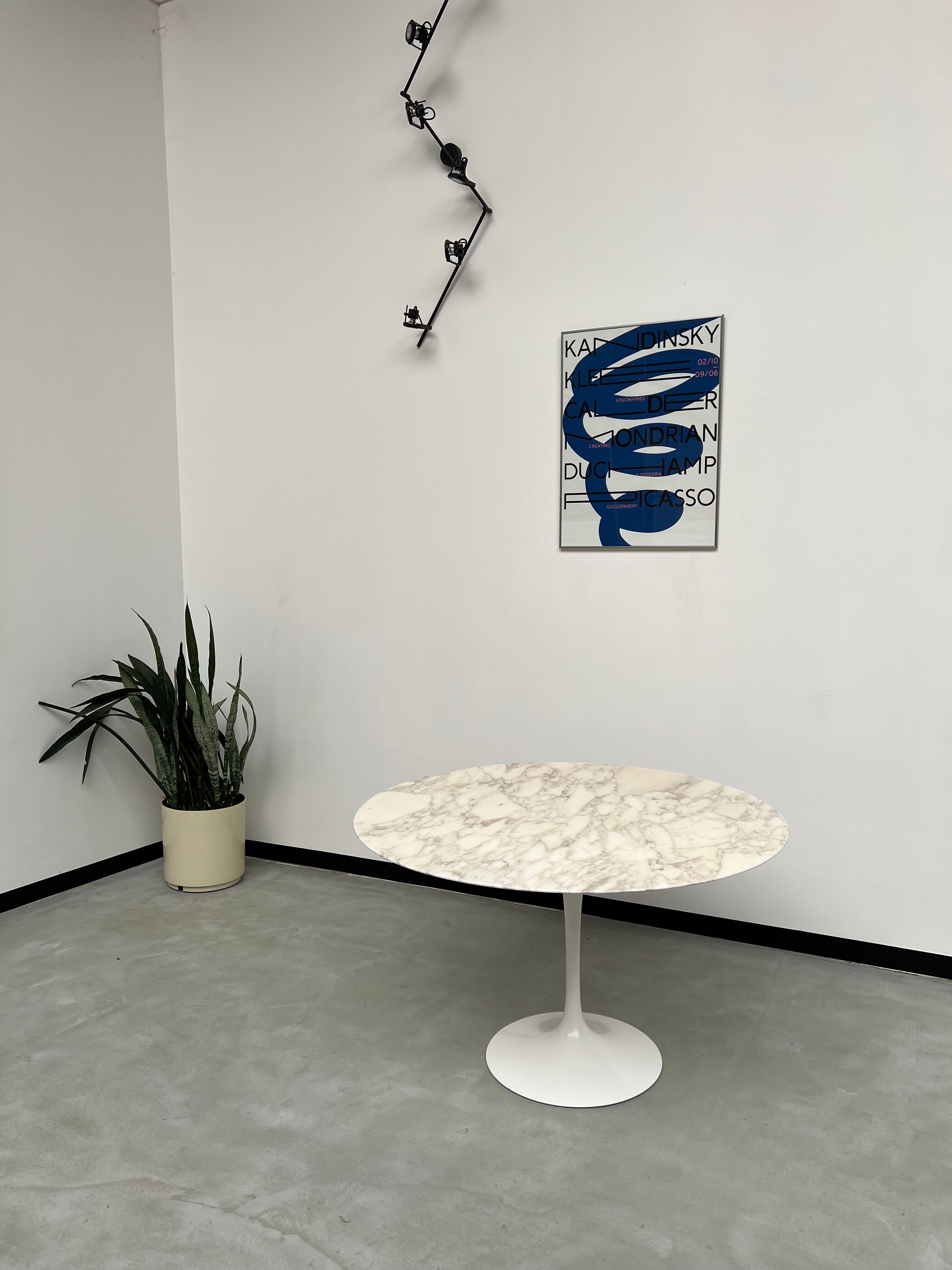 Florence Knoll round table, marble top and tulip base, circa 1960, Eero Saarinen