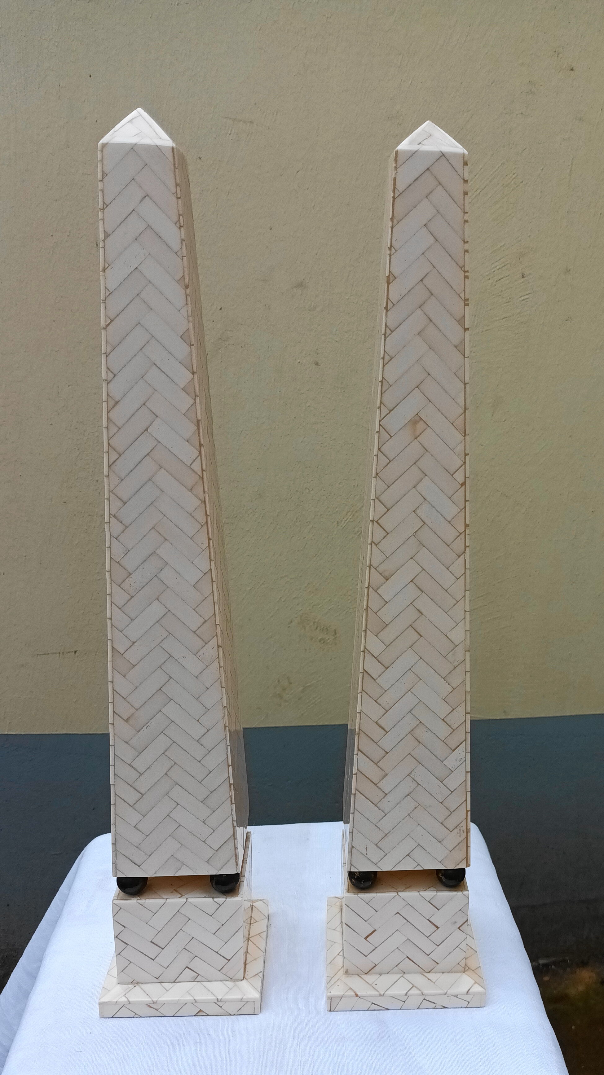 Pair of obelisk in bone marquetry, 70s