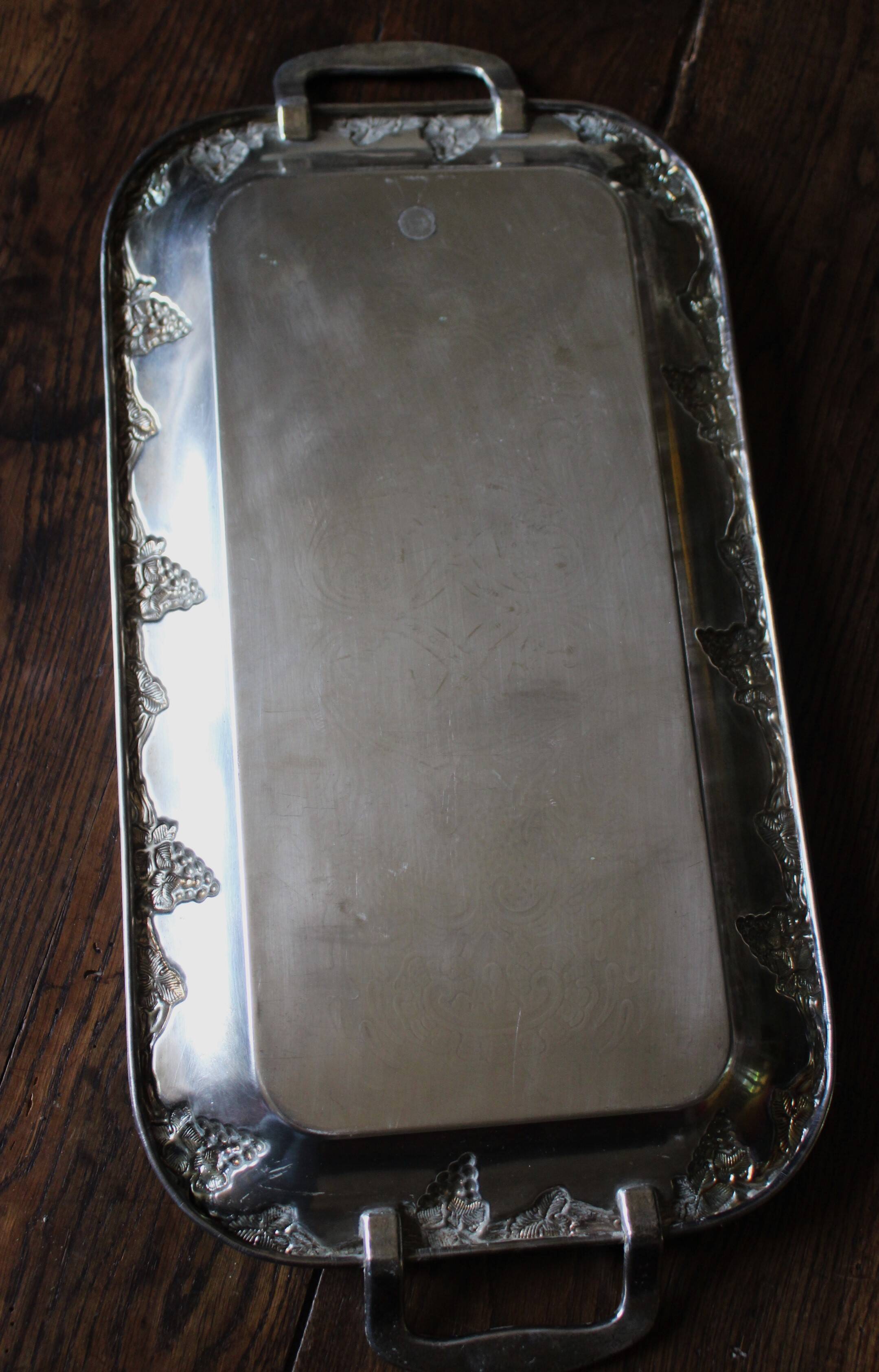 Rectangular metal serving tray with two handles Raisins