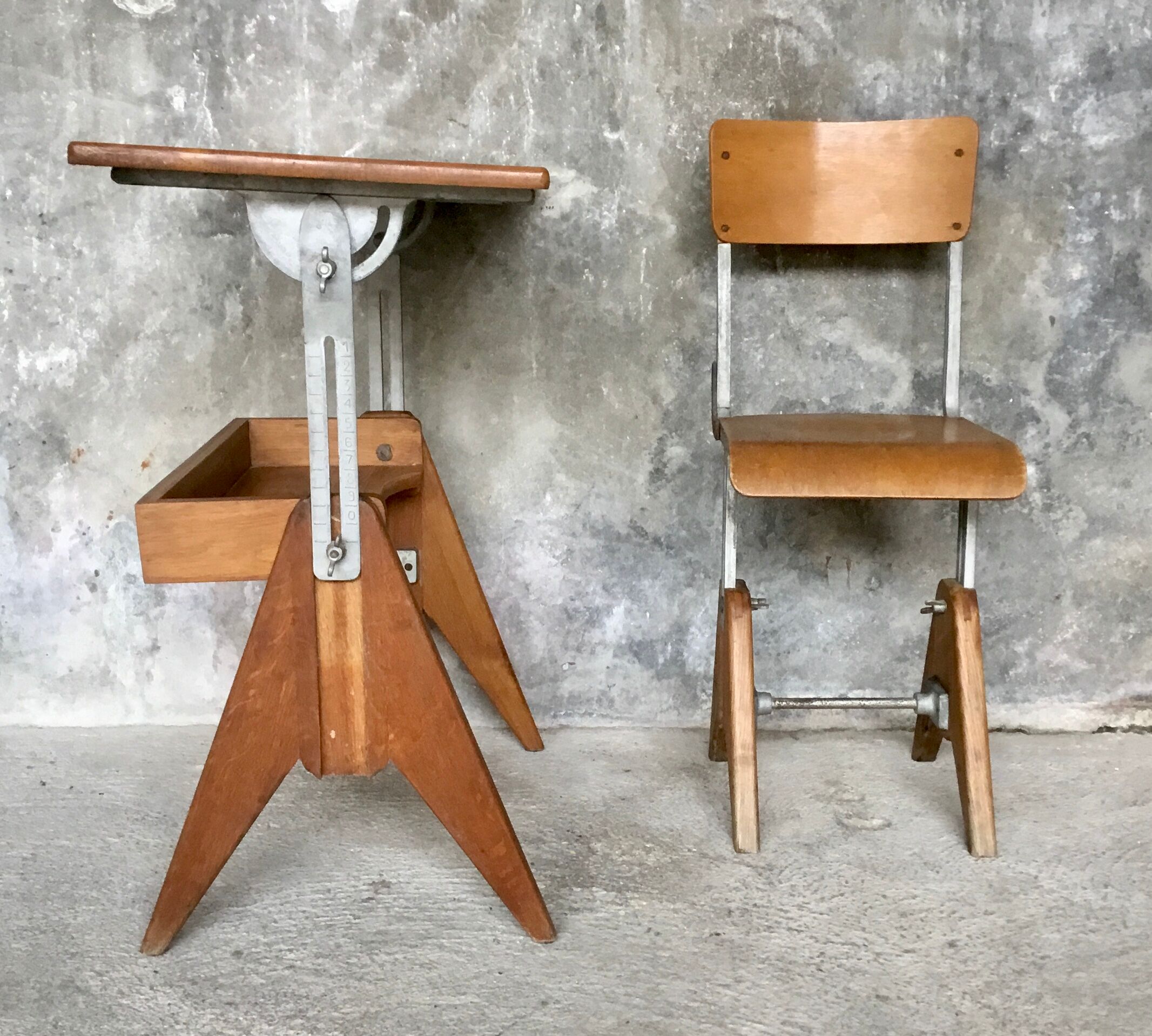 Adjustable Modernists desk and children's chair - Ets. Levant & Godefroy - design 1950
