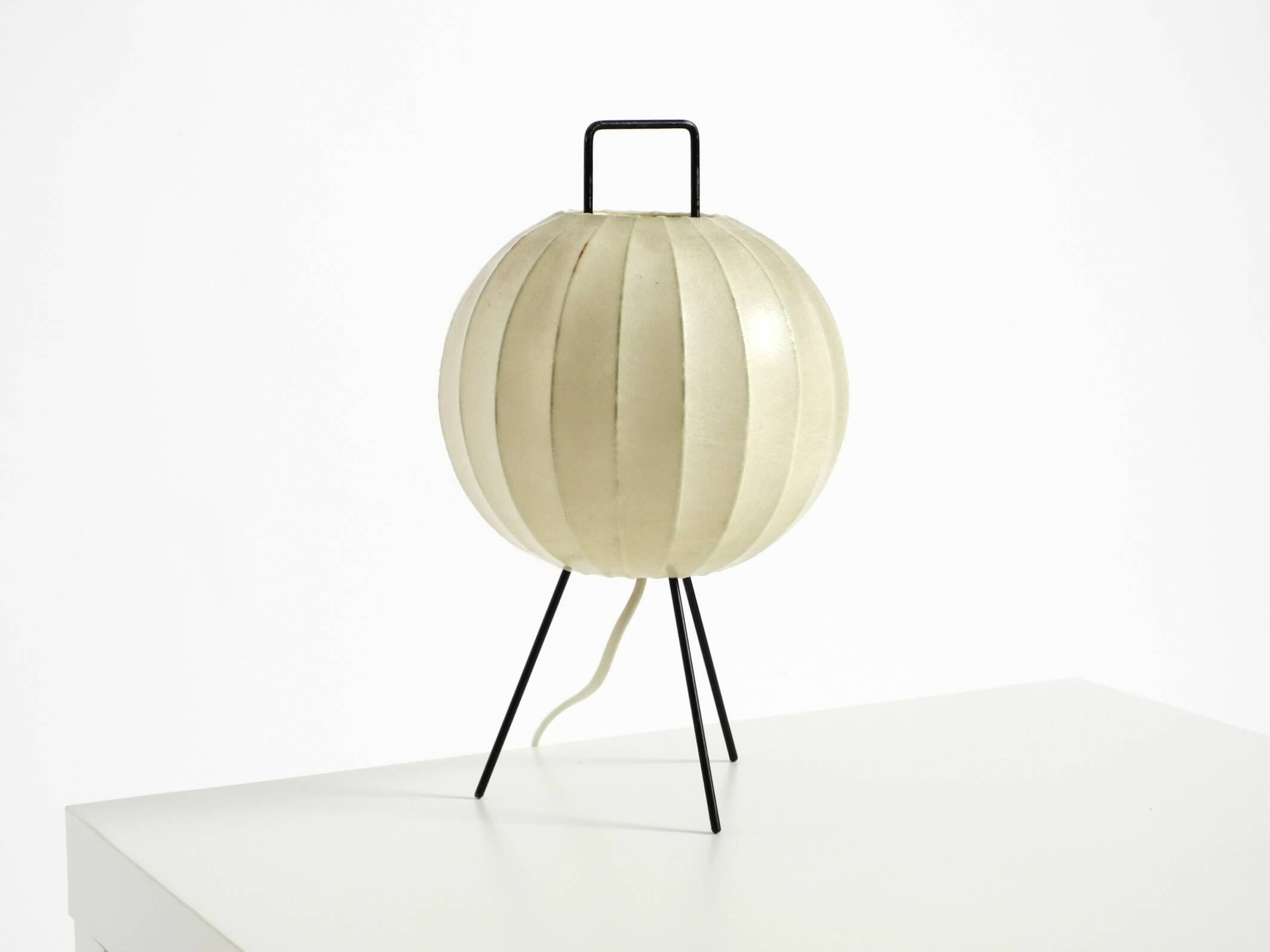 Very rare and beautiful Mid-Century Modern tripod Cocoon table lamp