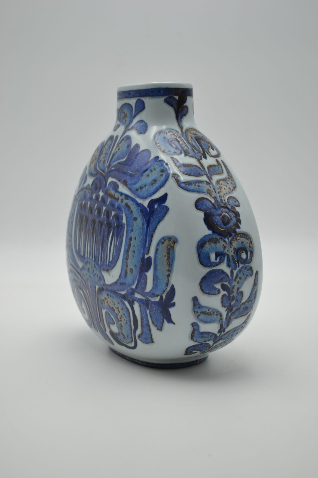 Vase en faïence de la série Tenera de Kari Christensen pour Aluminia