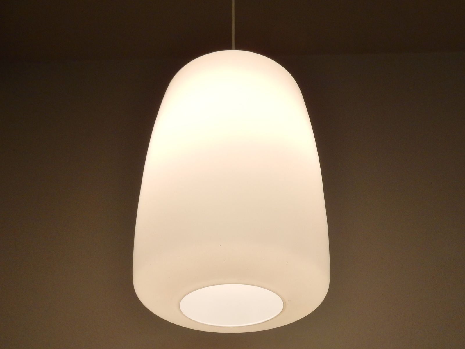 Suspension en verre opalin Pays-Bas 1960s