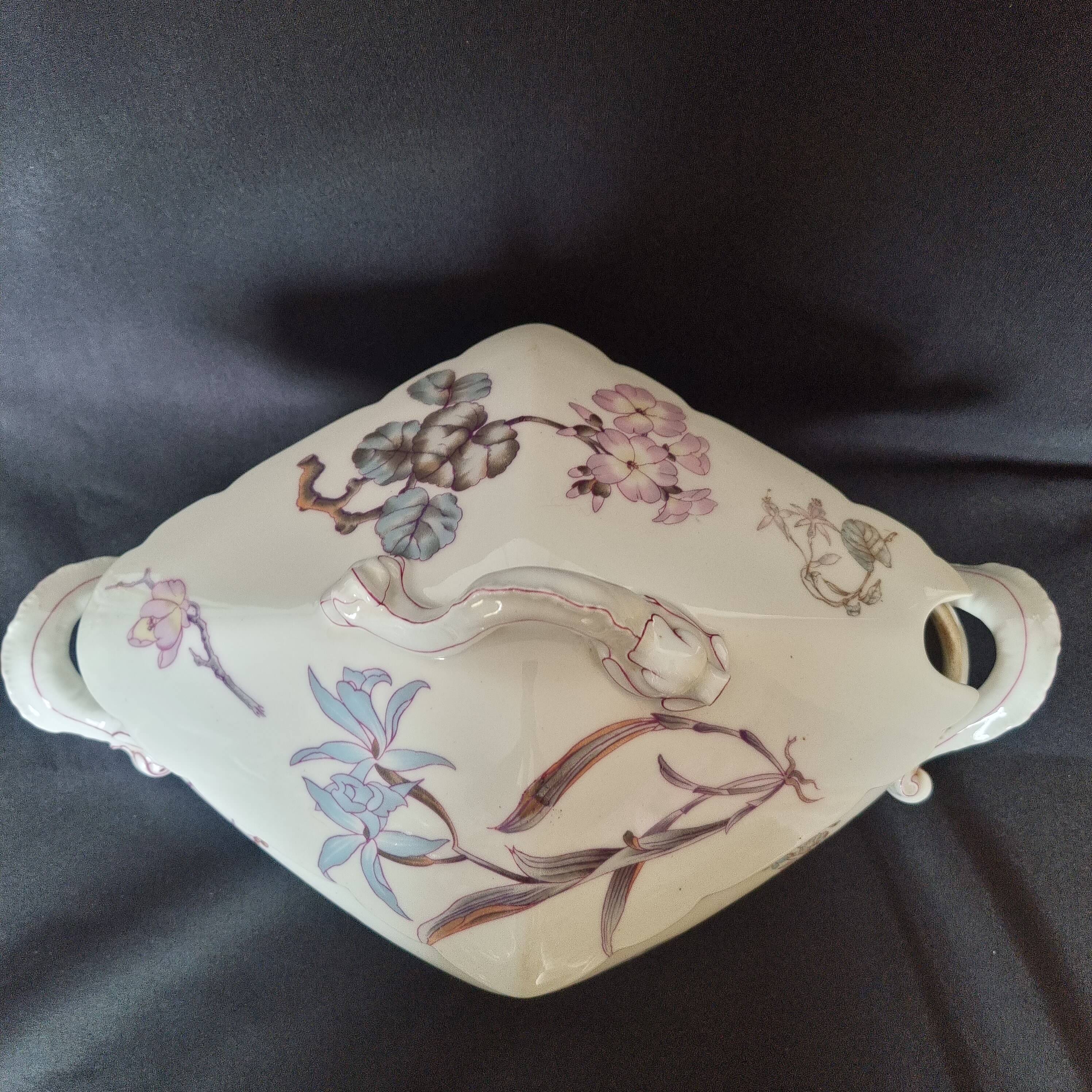 Antique porcelain tureen "Vieux Paris", 19th century, with shaped handles