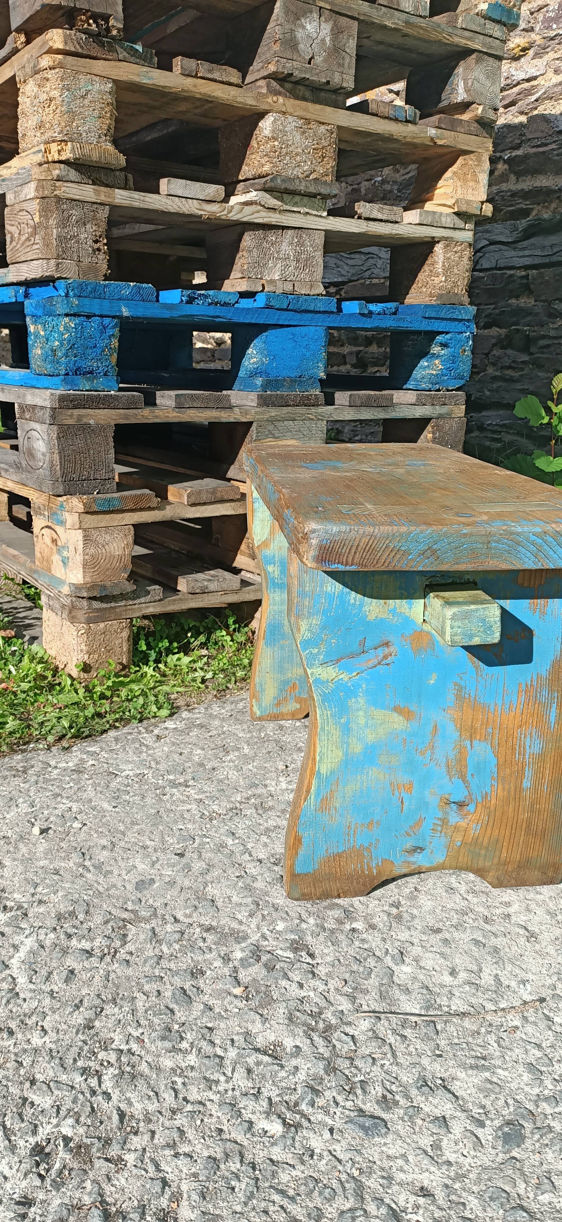Banc repose-pieds patiné