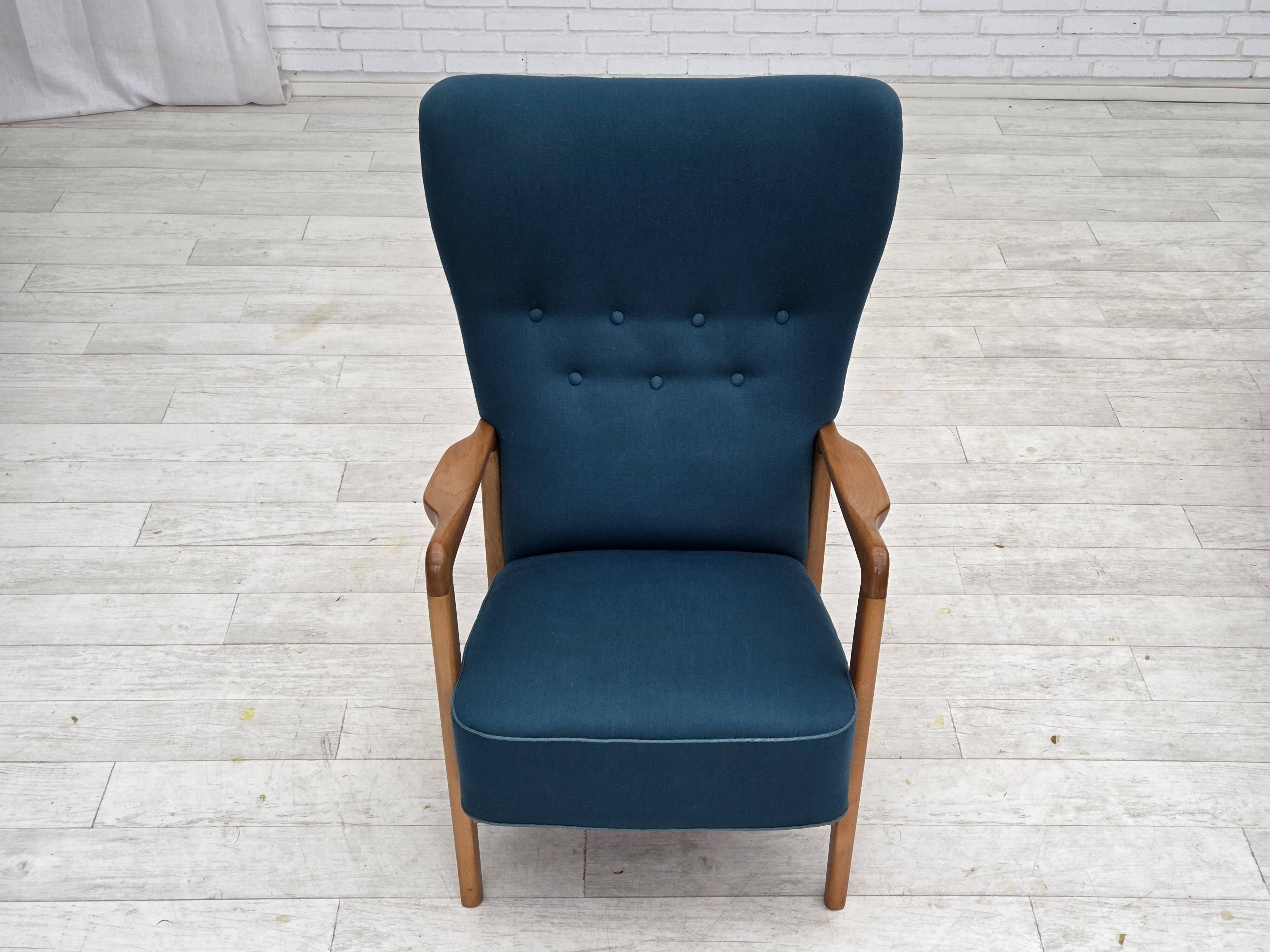 Fauteuil danois des années 1970 par Fritz Hansen, en laine de mobilier, bois de hêtre.