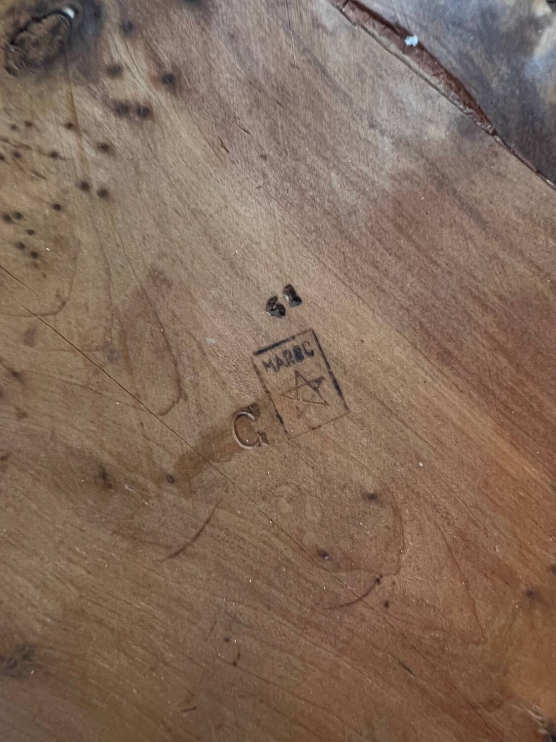 Round coffee table in Elm Burl, Art Deco decorative work - Year 1941