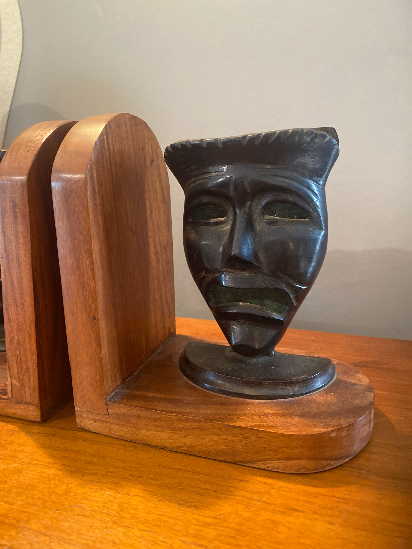 Paire de serres livres masques en bronze