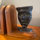 Paire de serres livres masques en bronze