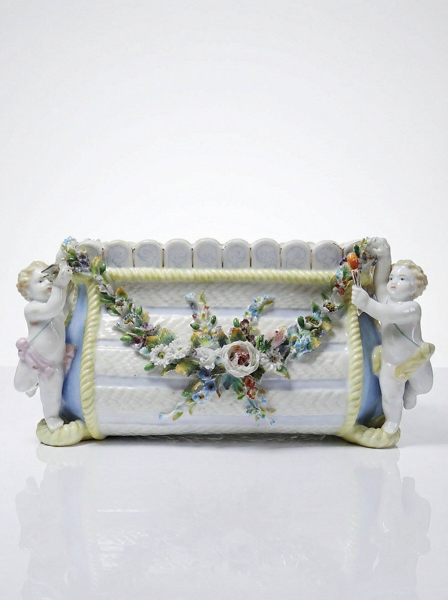 Small porcelain planter in antique German Putti style Meissen from the 19th century.