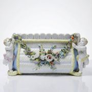 Small porcelain planter in antique German Putti style Meissen from the 19th century.