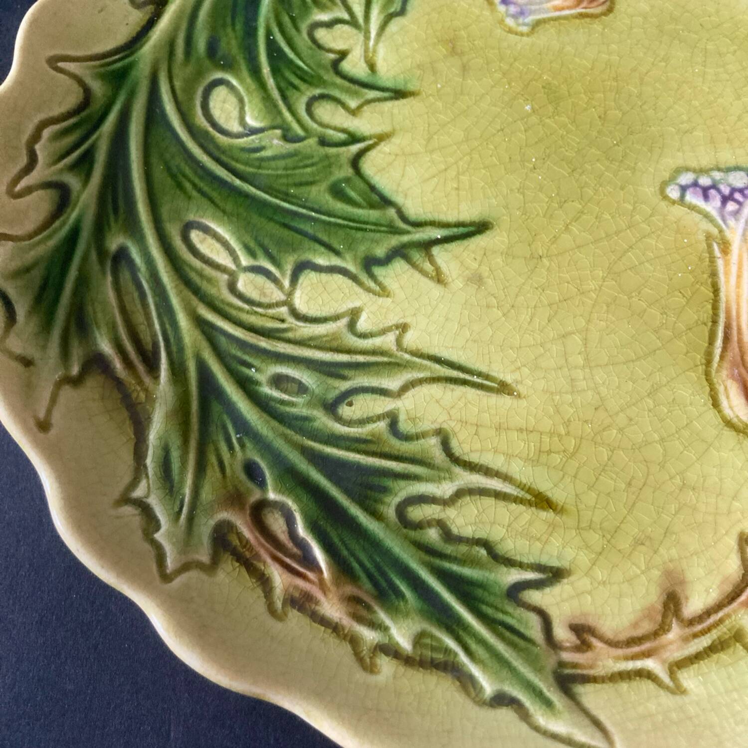 Thistle-decorated barbotine plate