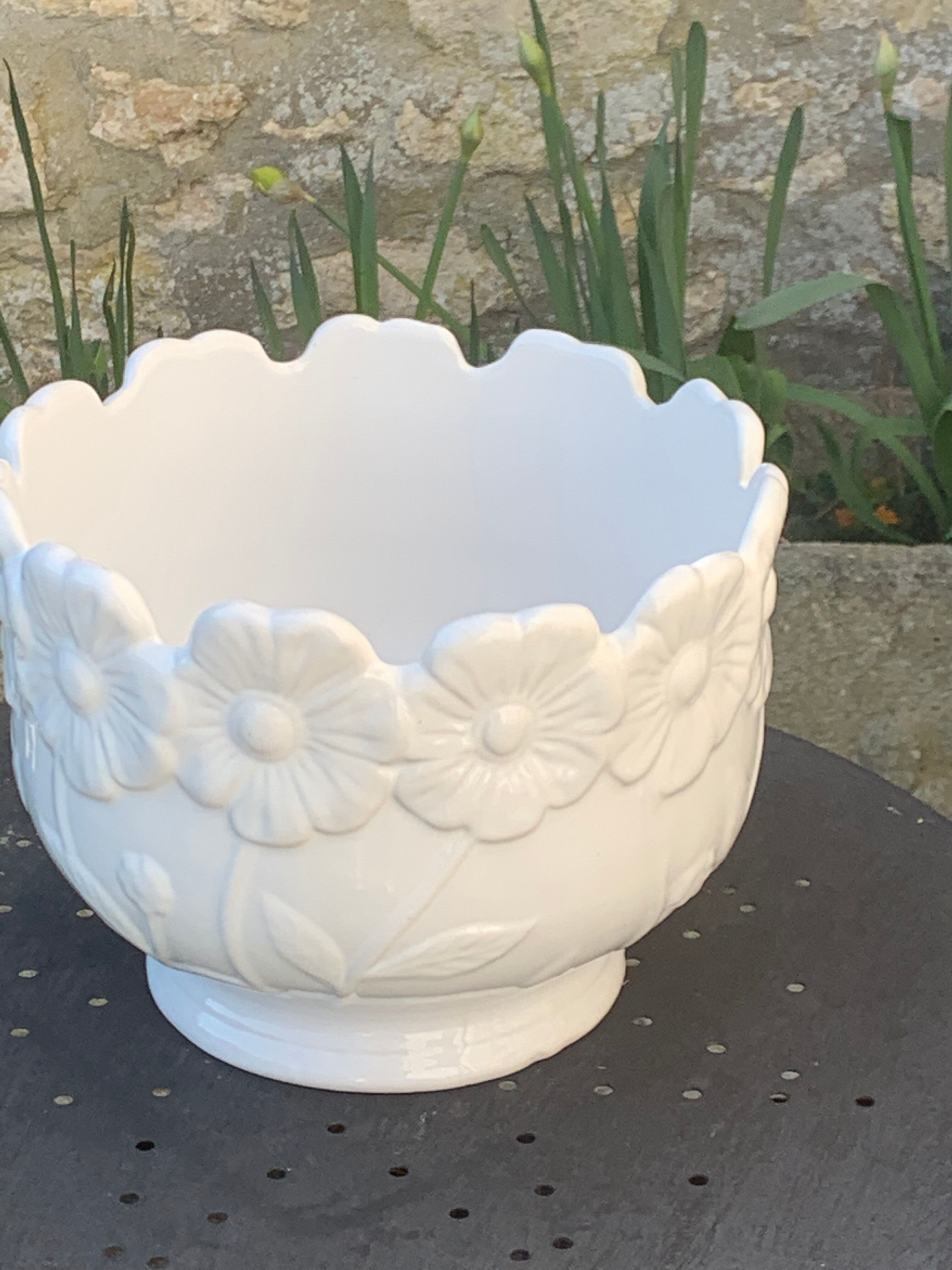 Pot cover in ceramic slurry glazed white floral pattern