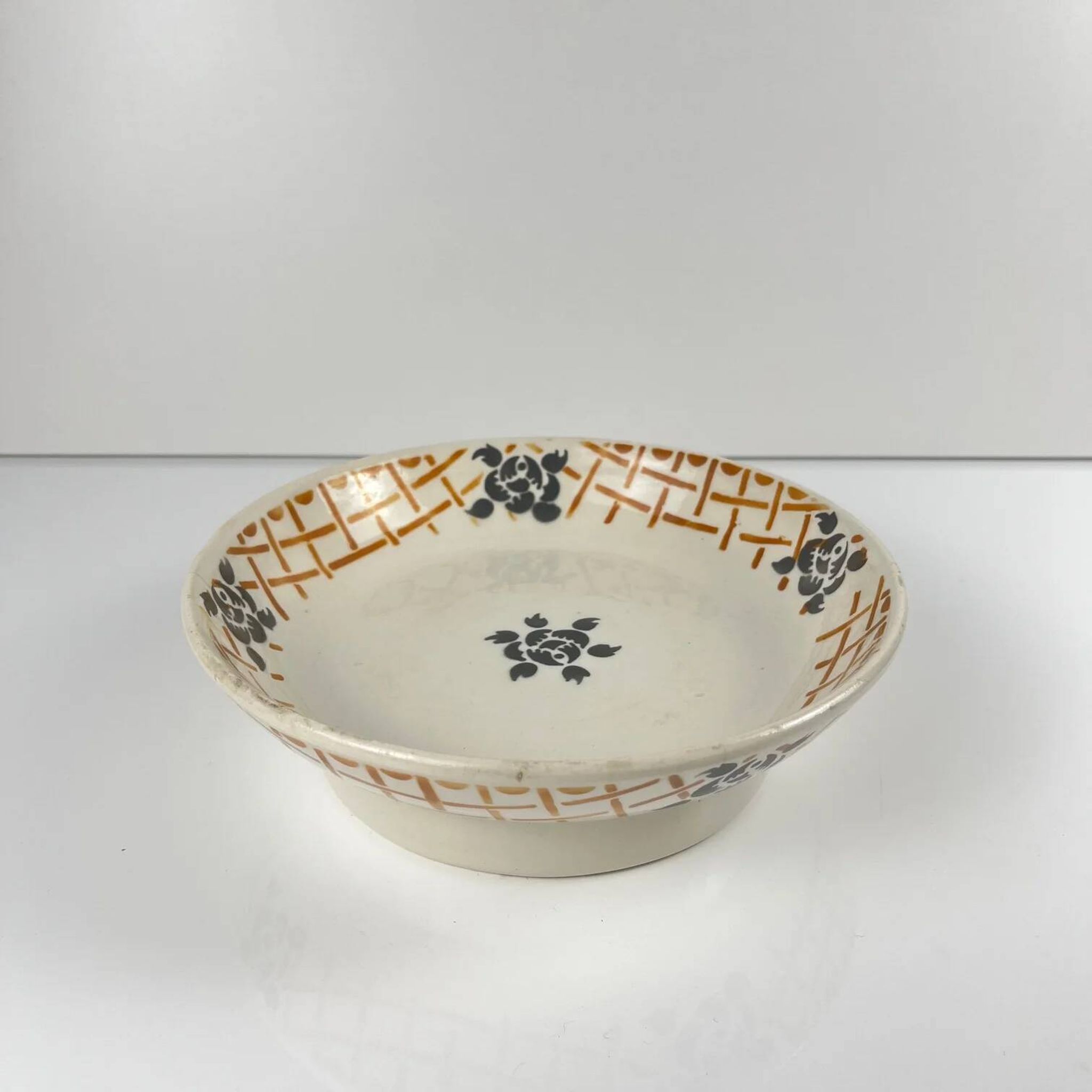 Plate on foot, ironstone, Badonviller "Roscoff", 1930