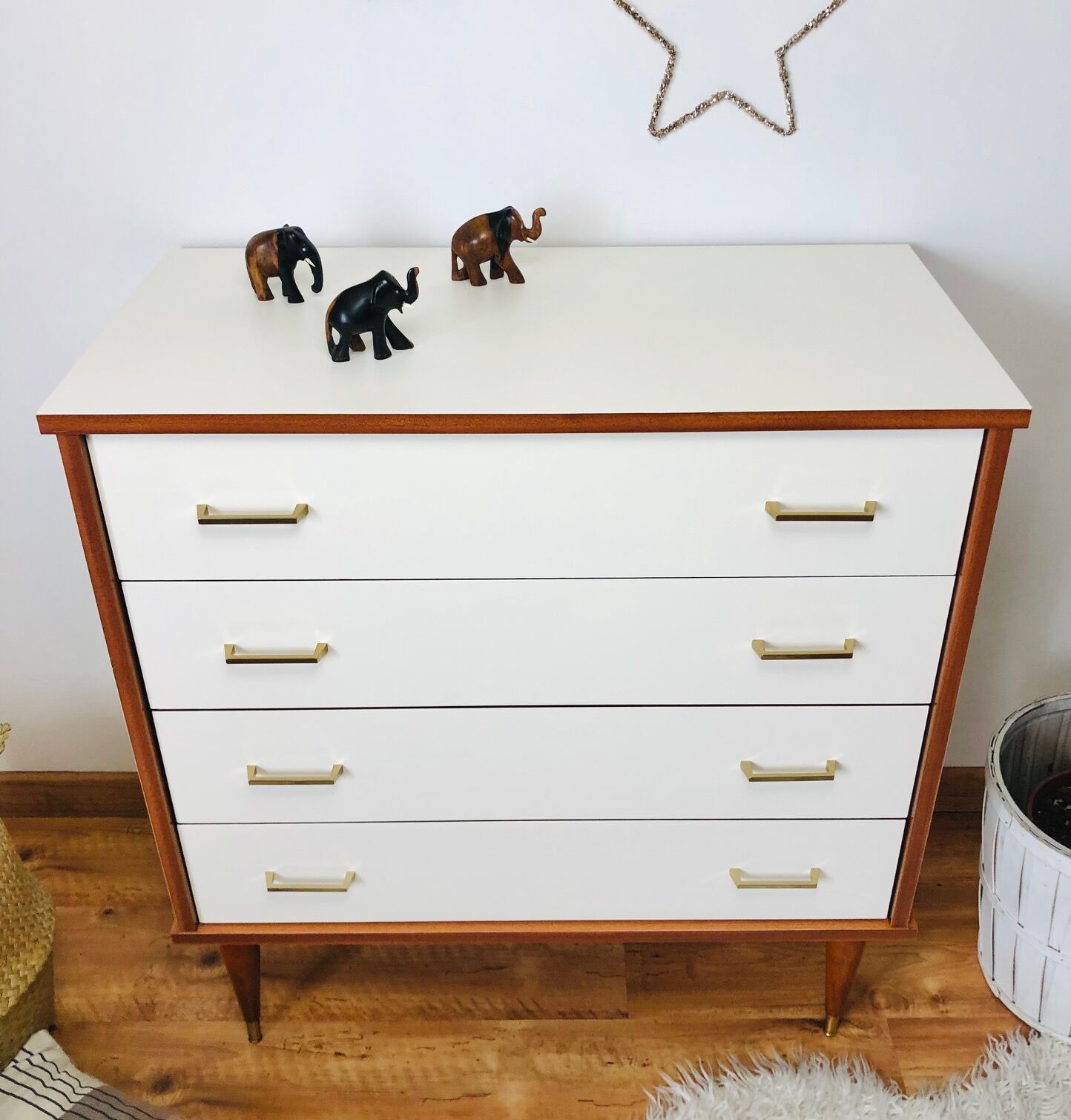 White and wooden chest of drawers