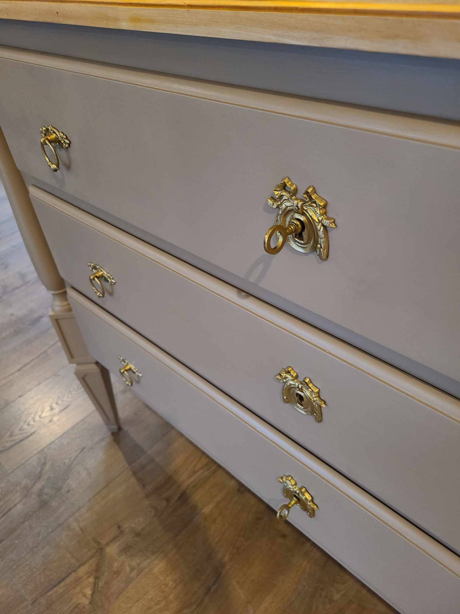Commode en bois peint