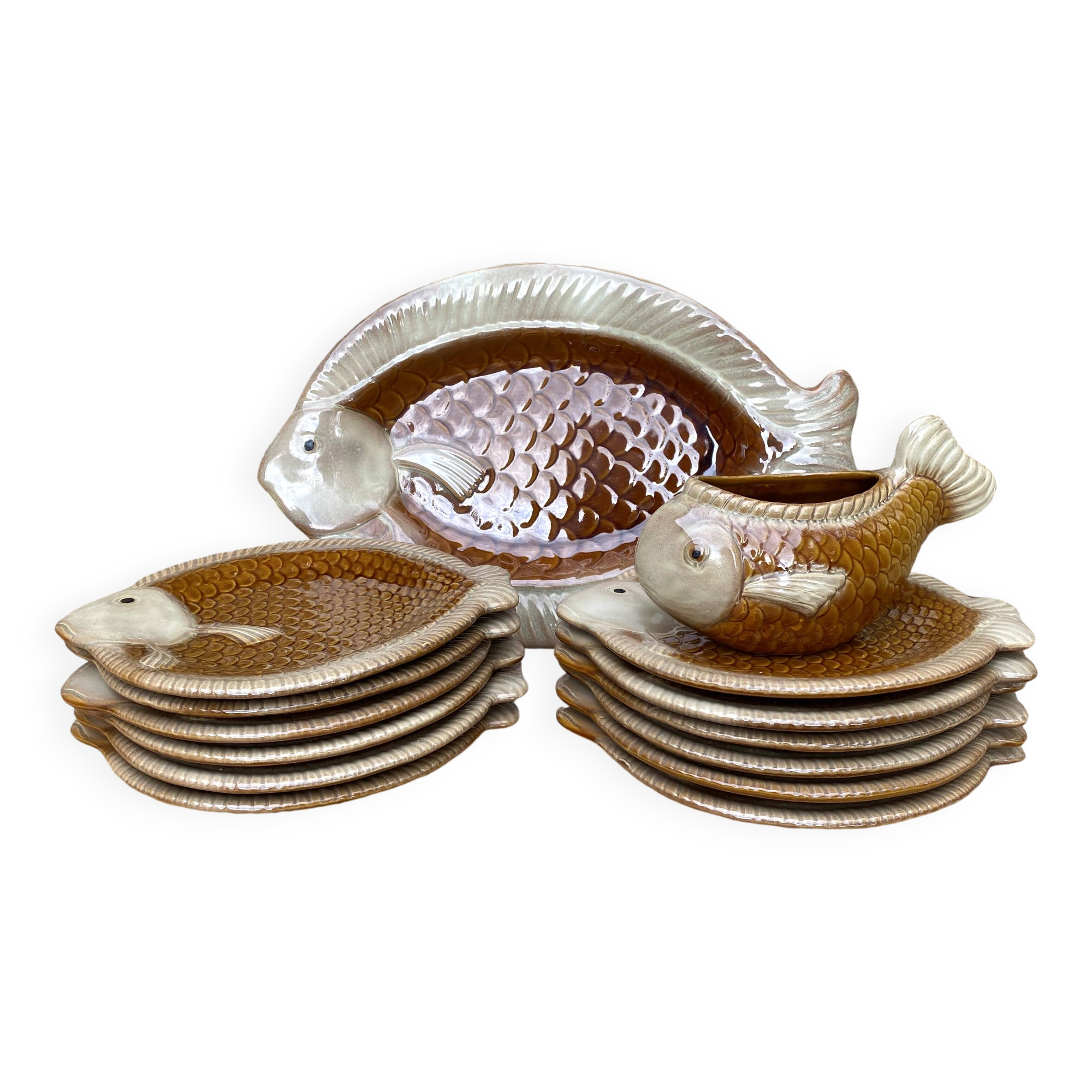 Fish plates, dish and sauce boat, Italian barbotine, 1970