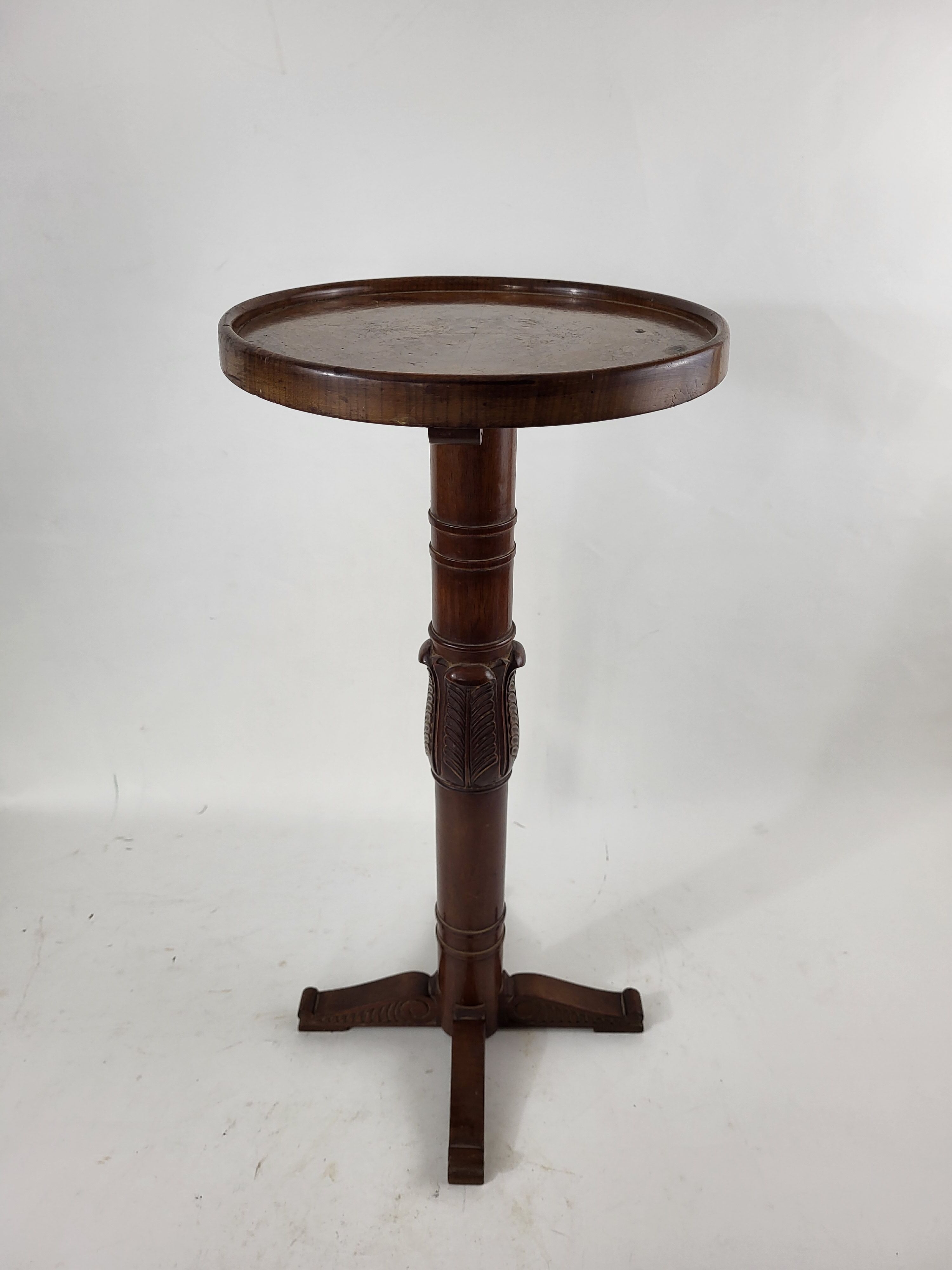 Fifth wheel / art deco wooden pedestal table