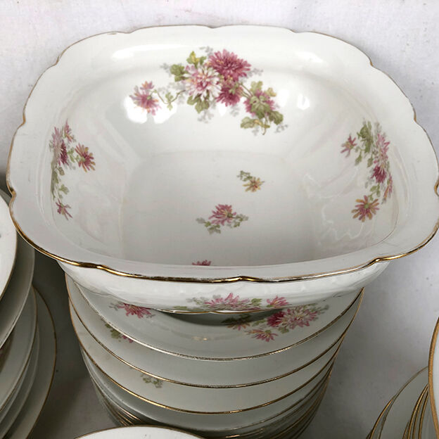 Limoges porcelain service decorated with flowers, mid XXth 57 pieces