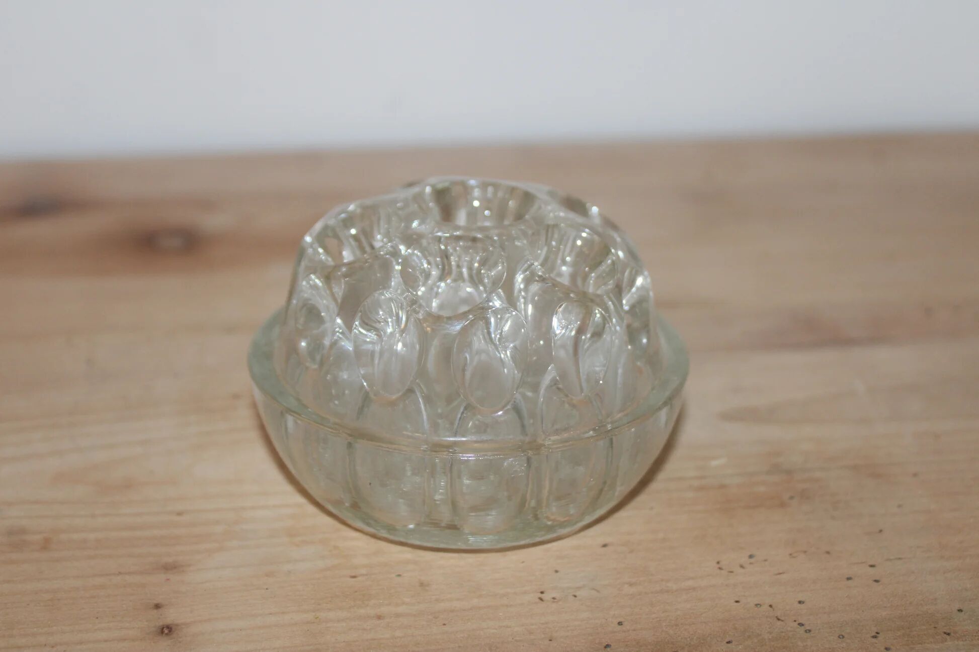 Vintage clear moulded glass flower holder – Flower holder – Ø 10 cm