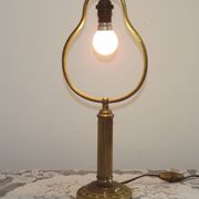 Lampe de table en laiton français vintage de style traditionnel avec base ronde.