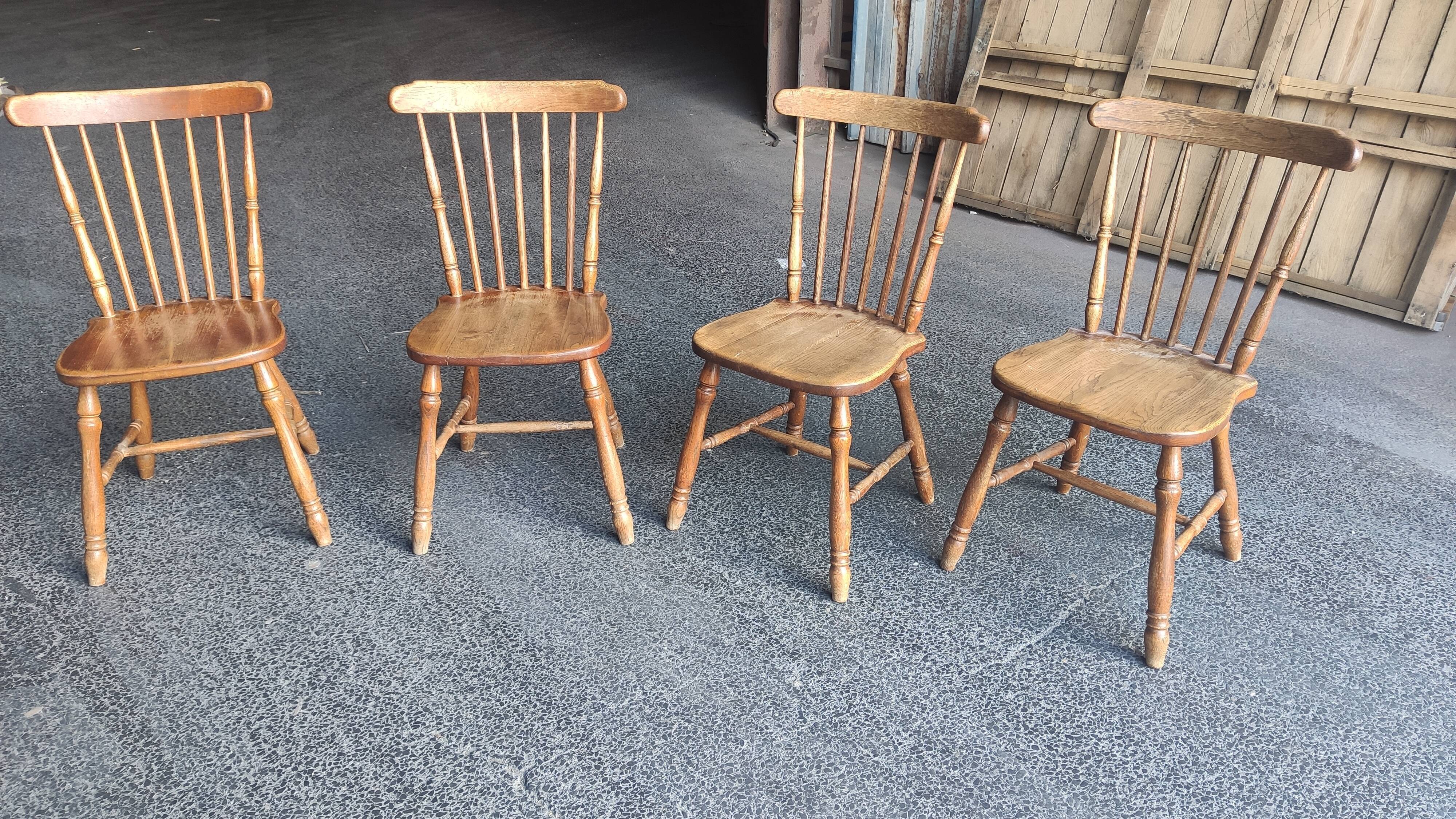 Série de 4 chaises bistrot, western en chêne